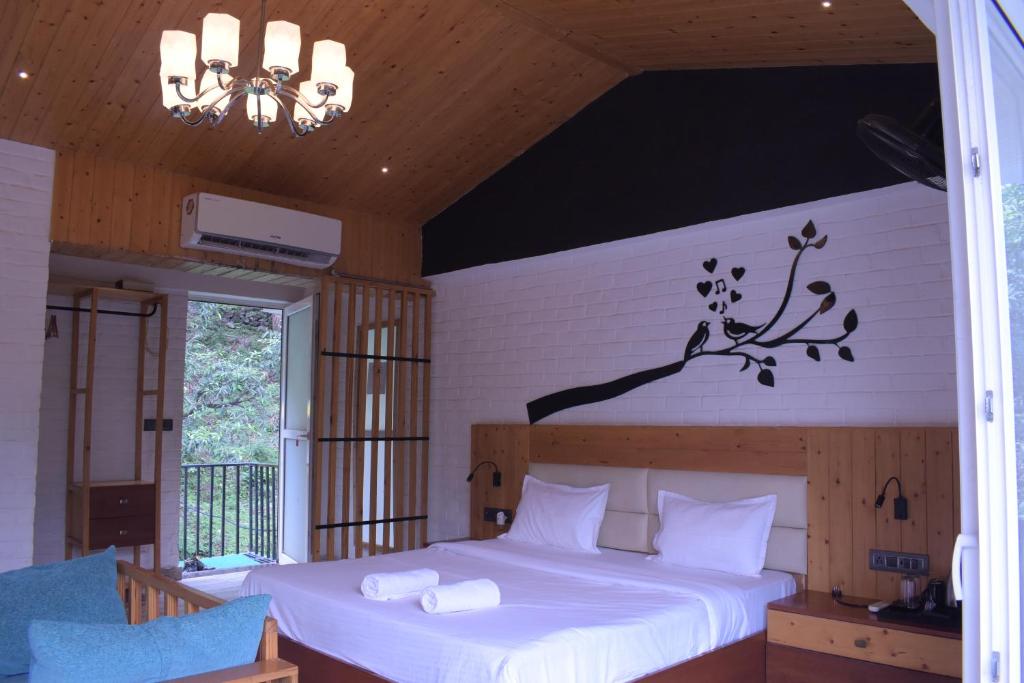 Postel nebo postele na pokoji v ubytování Julley Commune Rishikesh