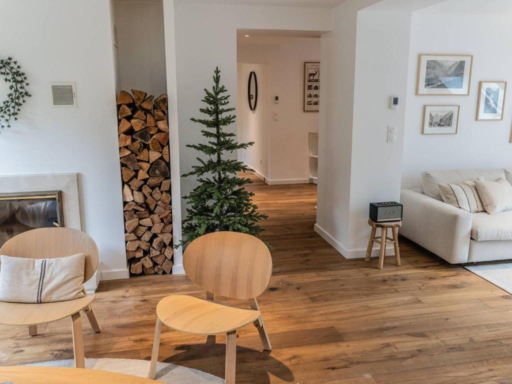 - un salon avec deux chaises et un arbre de Noël dans l'établissement Grand Appart Luxe 8 Pers Centre-ville avec Parking - FR-1-234-320, à Cauterets