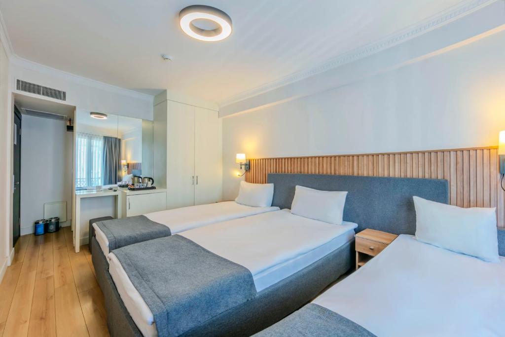 A bed or beds in a room at Silvana Hotel
