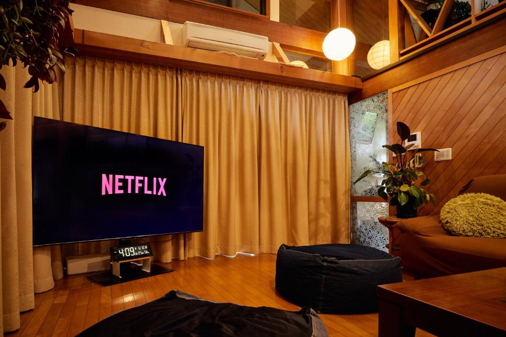 TV a/nebo společenská místnost v ubytování Malama Monstera 6名 BBQ ペット可 ビーチ ゴルフ 芝生の庭 観葉植物 リラックス