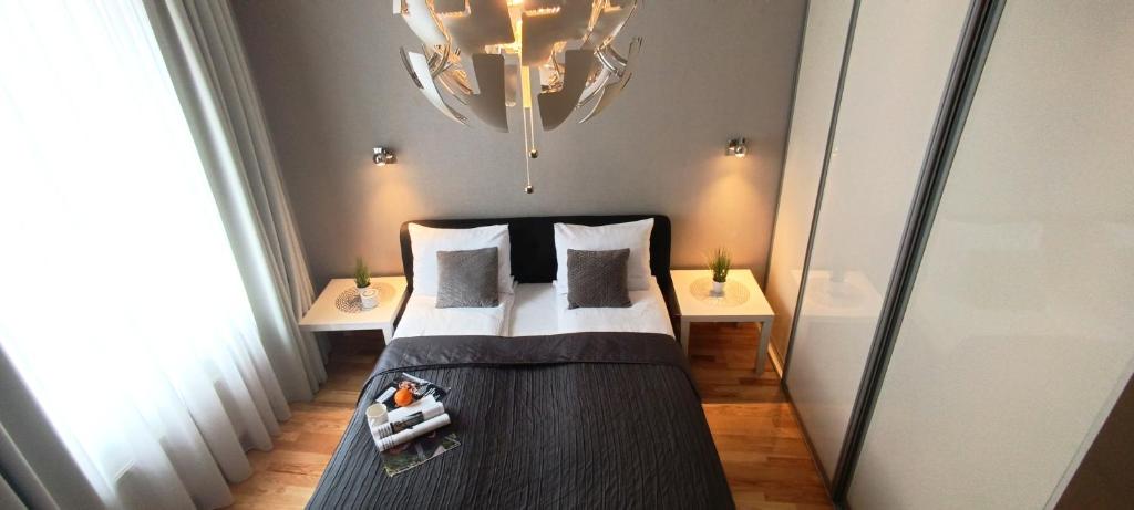 Ένα ή περισσότερα κρεβάτια σε δωμάτιο στο Old Town 2 Bedroom Apartment near Dome Square & Scenic Waterfront