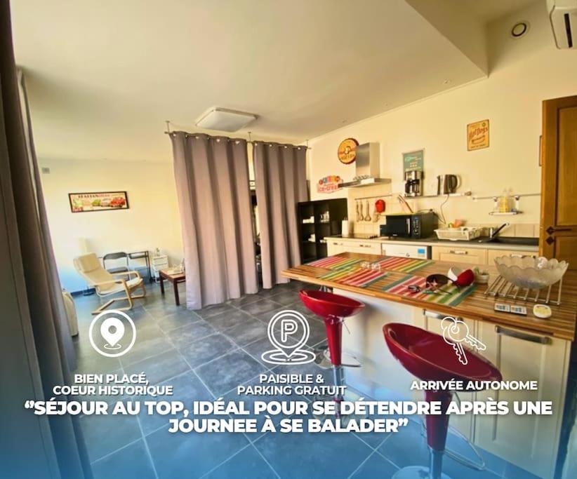 - une cuisine avec un comptoir et une table dans une pièce dans l'établissement Le Nid Douillet au Pied des Remparts d'Avignon, à Avignon