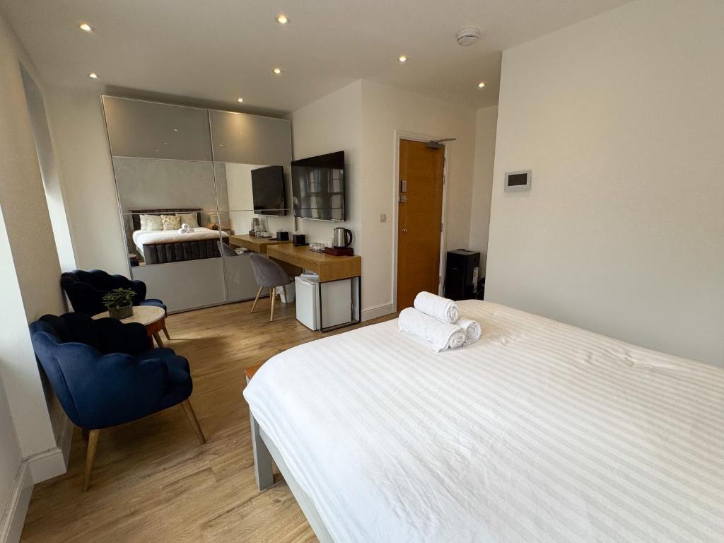 The Avonmore Olympia - Deluxe King Room