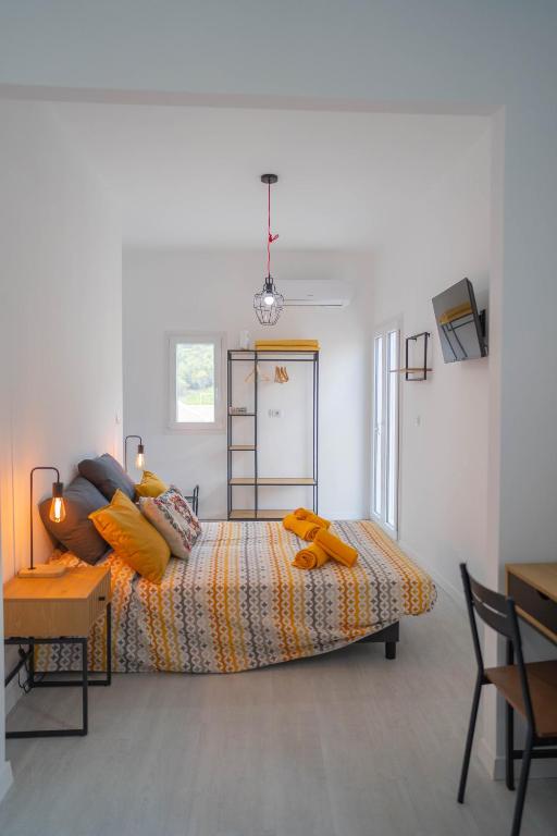 Postel nebo postele na pokoji v ubytování Avi Rooms