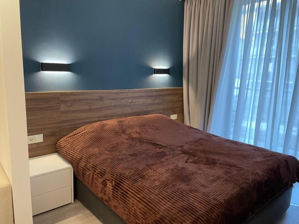 una camera con letto e finestra con tenda di Crystal Resort a Bakuriani
