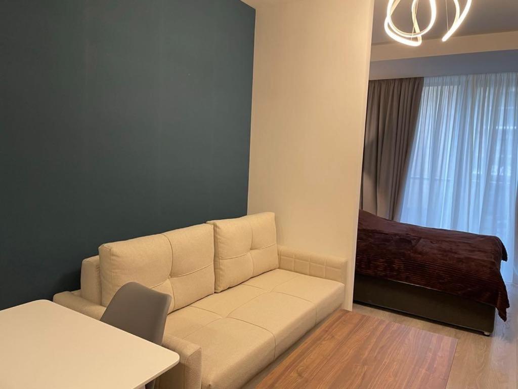 un soggiorno con divano bianco e tavolo di Crystal Resort a Bakuriani