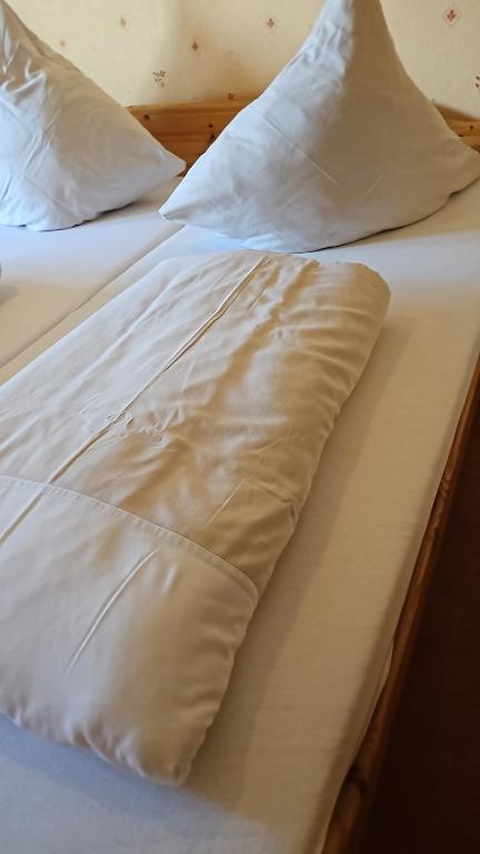 Postel nebo postele na pokoji v ubytování Gasthof zum Hirschen