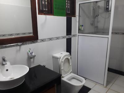 ein Badezimmer mit Waschbecken, Toilette und Spiegel in der Unterkunft Sunshine Holiday Resort -Sella Kataragama in Kataragama