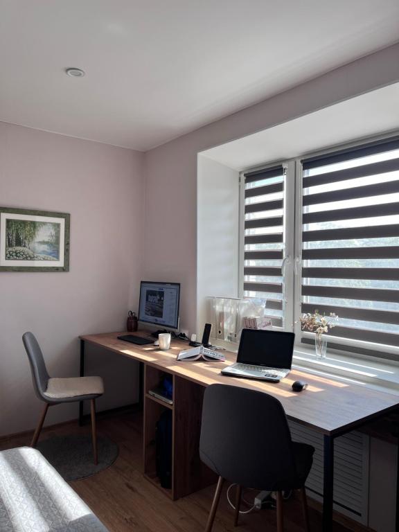 TV a/nebo společenská místnost v ubytování Family-Friendly 2-BedRoom Apt Free Parking