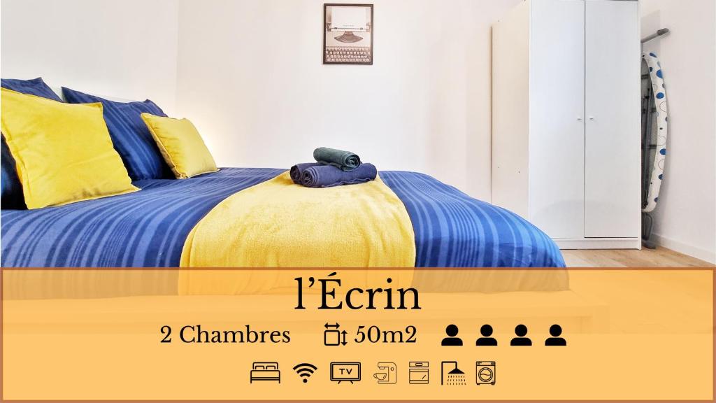 - une chambre avec un lit jaune et bleu dans l'établissement Résidence Évasion & Élégance - Mulhouse, à Mulhouse