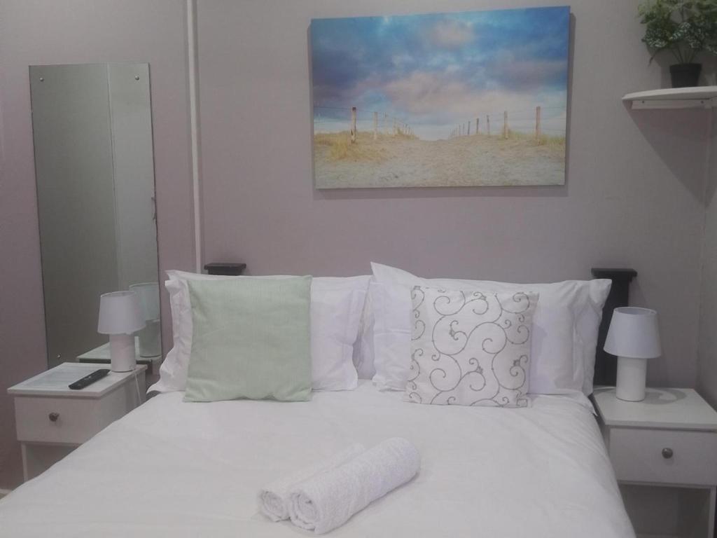 Postel nebo postele na pokoji v ubytování Angie's Nest