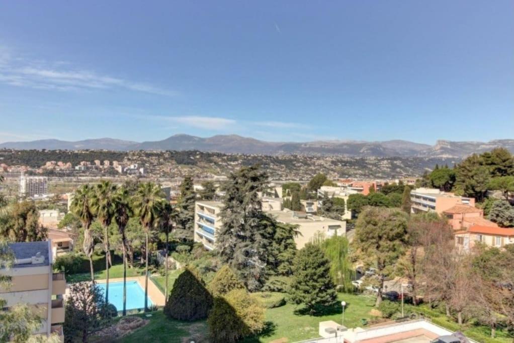Cet appartement offre une vue sur la ville. dans l'établissement Terrasses de la Corniche, 2p 65m2 spacieux, terrasses mer & montagne, piscine et parking privé, à Nice
