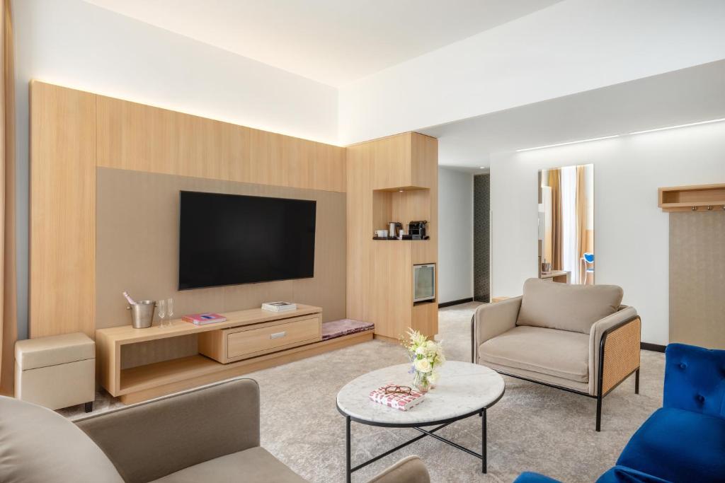 Hotel Nemzeti Budapest - MGallery - Suite With Sofa And Bath