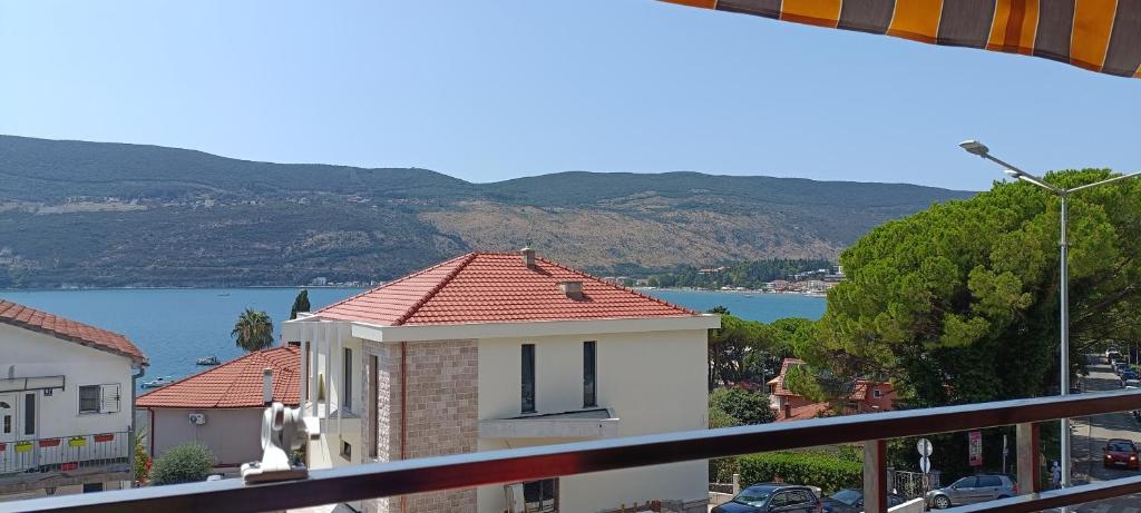 a view of the water from a balcony of a house at Appartement Carpe diem vue mer in Herceg-Novi