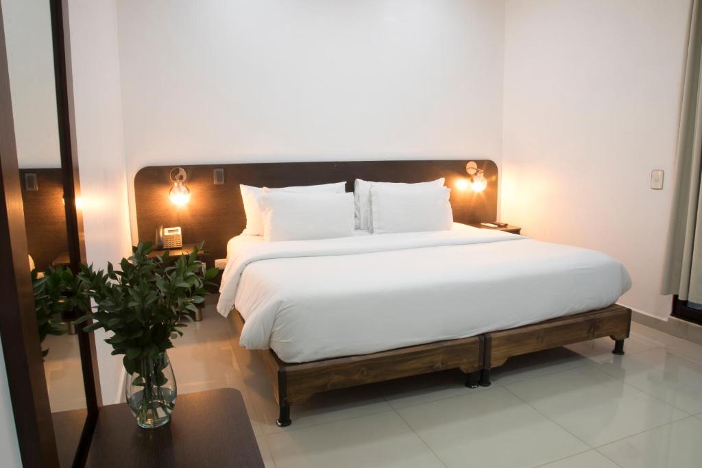 Postel nebo postele na pokoji v ubytování Hotel Acqua Medellín