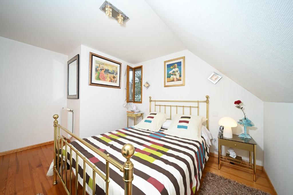 Postel nebo postele na pokoji v ubytování Jolie Maison Vallee D'aure 4étoiles
