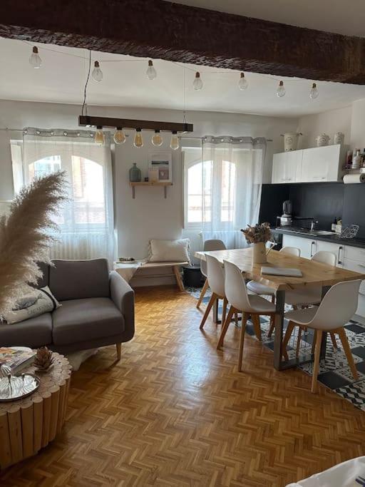un salon avec une table et une salle à manger dans l'établissement Appartement Carmes, hypercentre, à Toulouse