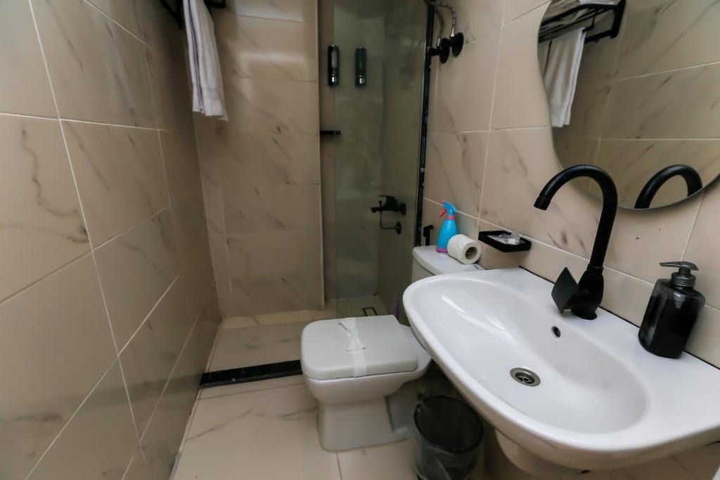 Bilik mandi di Horizon Pyramid View INN