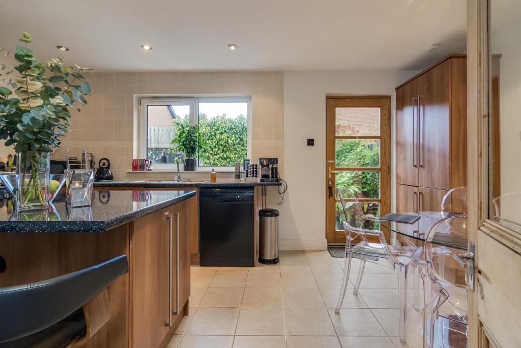 Köök või kööginurk majutusasutuses Beautiful 4 bedroom Townhouse minutes from Belfast City Centre