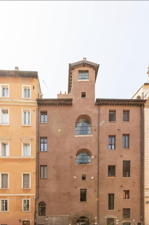 stary ceglany budynek z wieżą na górze w obiekcie Residenza Torre Vecchiarelli - apt 4 w Rzymie