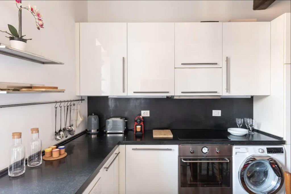 Kuchnia lub aneks kuchenny w obiekcie Residenza Torre Vecchiarelli - apt 4