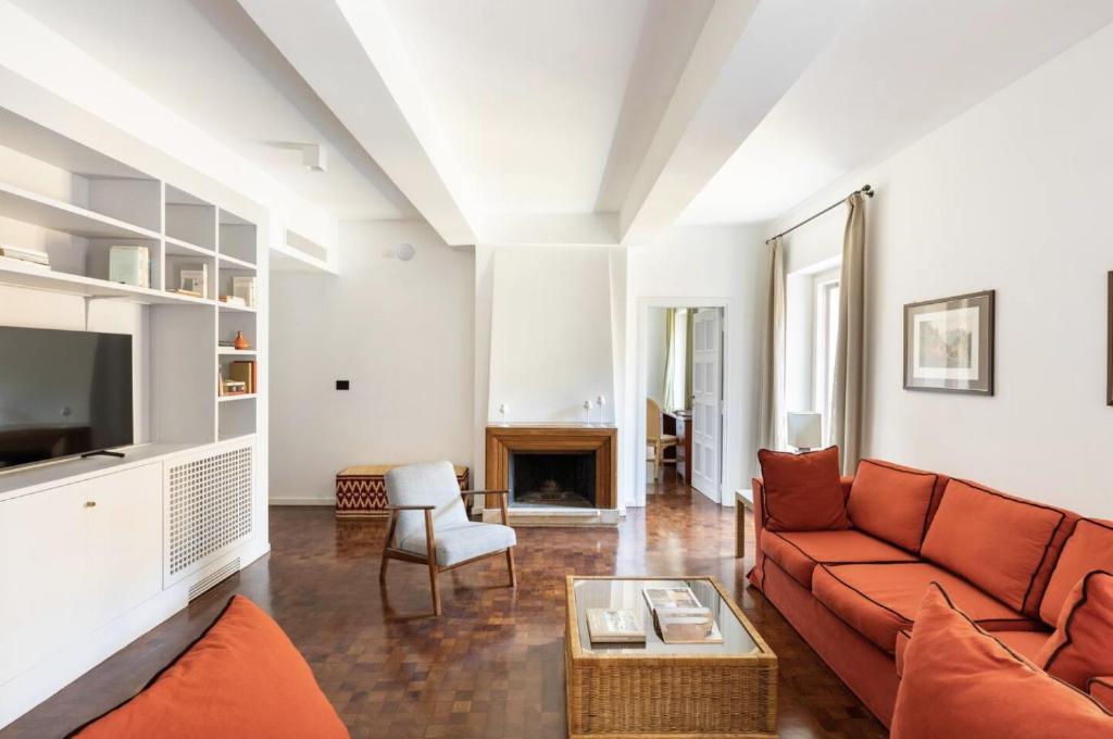 salon z kanapą i telewizorem w obiekcie Residenza Torre Vecchiarelli - apt 4 w Rzymie