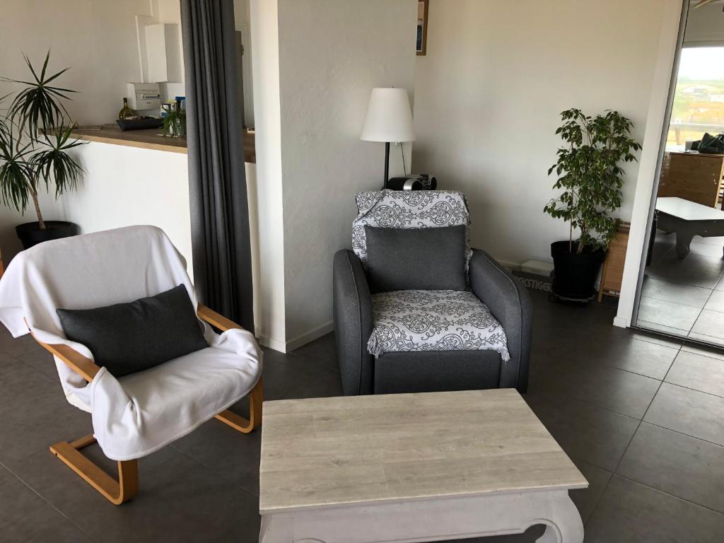 Ein Sitzbereich in der Unterkunft Anglet sables d'or - vue océan