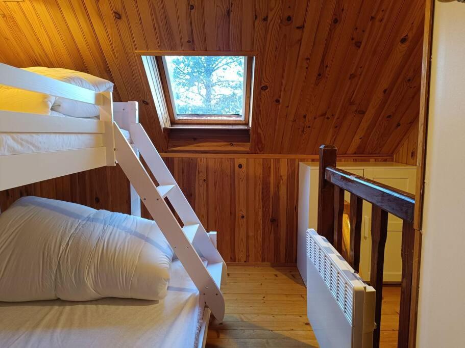 a room with two bunk beds and a window at Charmant Chalet de montagne in Picherande