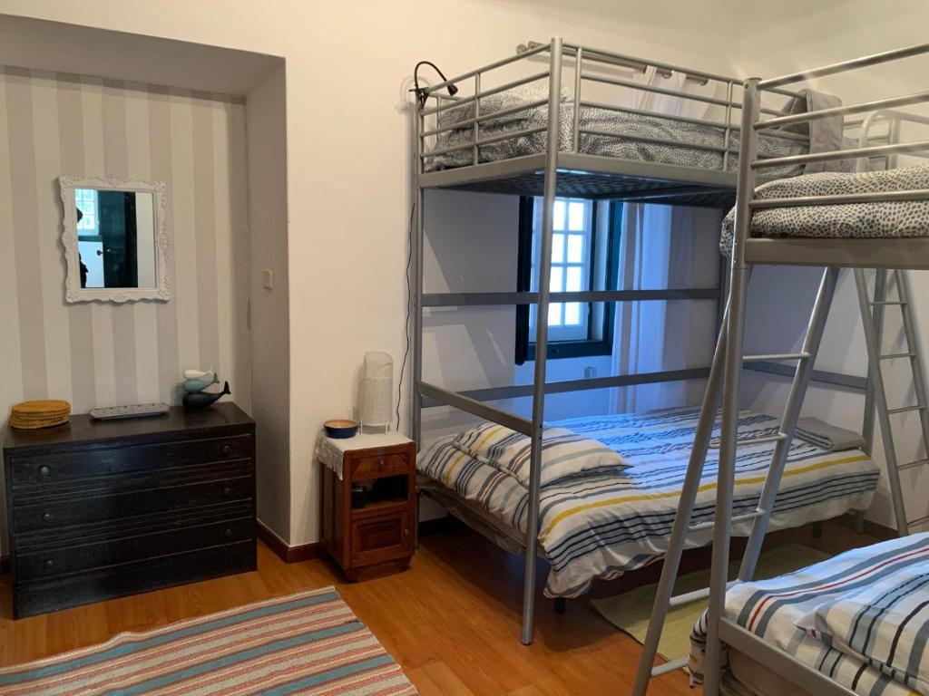 Casais da CarneiriaにあるSantuário SOS Animalの二段ベッド2台と鏡のある寝室