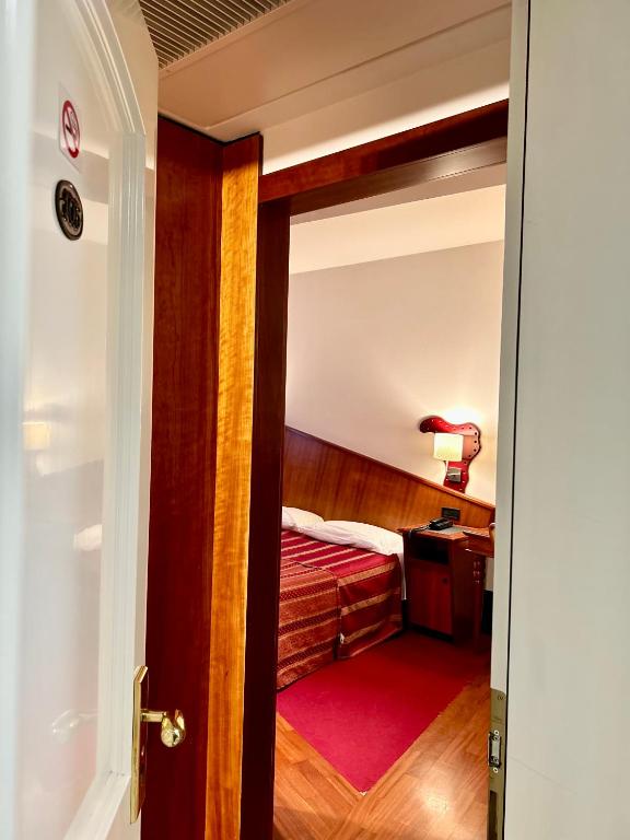 Postel nebo postele na pokoji v ubytování Hotel Due Torri Tempesta