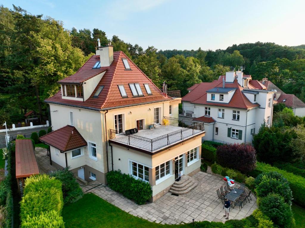 una vista aerea di una casa con un tetto di Sopot Residence a Sopot