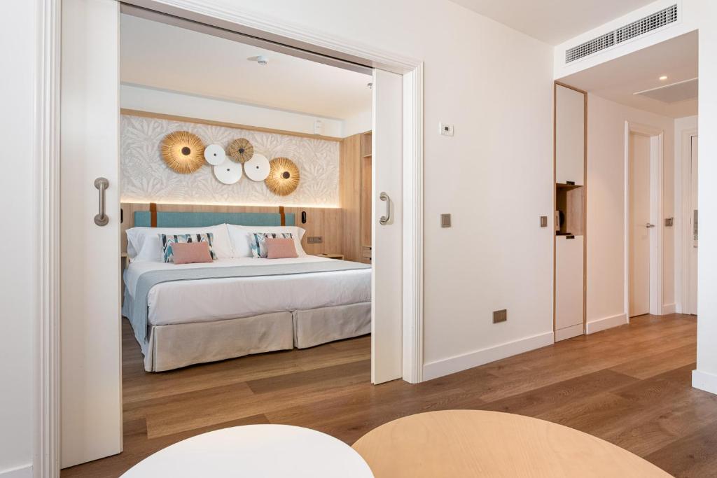 Postel nebo postele na pokoji v ubytování Mediterranean Palace