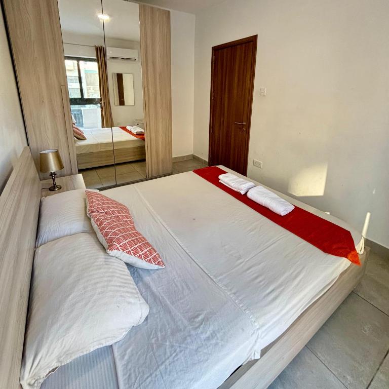 Postel nebo postele na pokoji v ubytování Cozy and Bright Central Room, Shared Flat