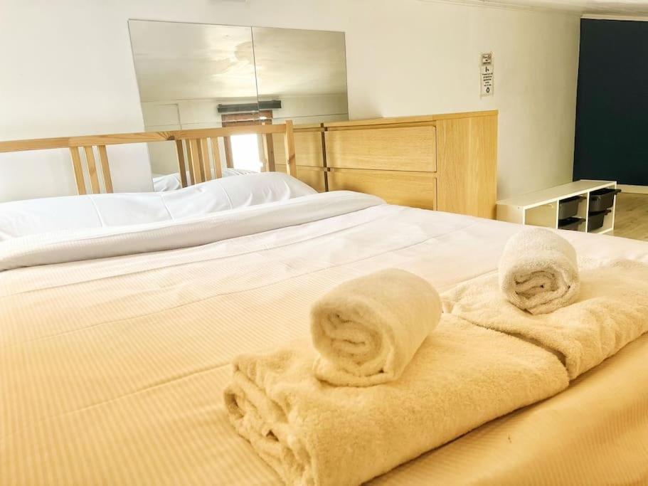 un lit avec deux serviettes dessus dans l'établissement Calme et indépendant, proche métro et Paris 13ème, au Kremlin-Bicêtre