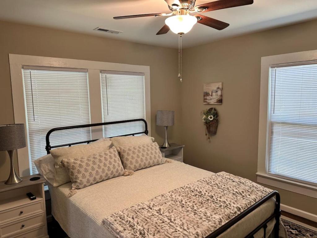 una camera da letto con un letto e un ventilatore a soffitto di Charming 2 bed home - Close to Downtown Concord a Concord