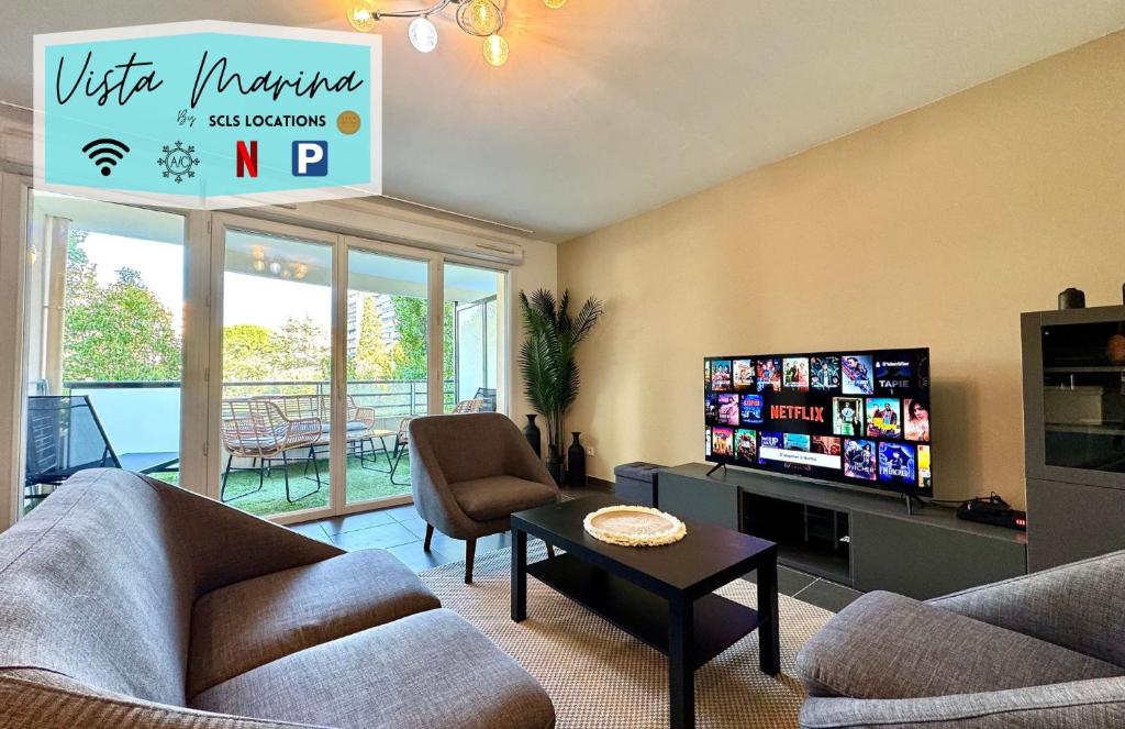 un salon avec un canapé et une télévision dans l'établissement Vista Marina By SCLS Locations, à Mandelieu-la-Napoule