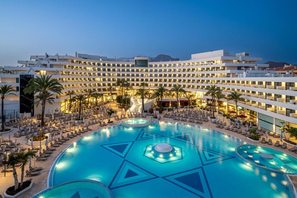 Bazén v ubytování Mediterranean Palace nebo v jeho okolí