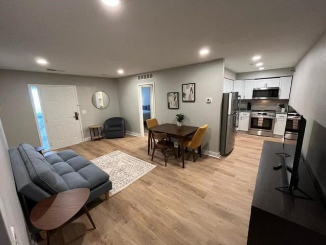 ein Wohnzimmer mit Sofa und Tisch in der Unterkunft Aksarben Area 2 BD-2 BA by UNO in Omaha
