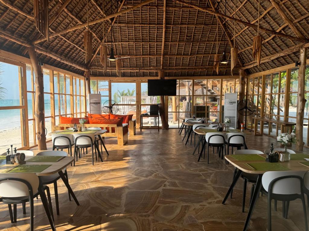 Restaurace v ubytování TIKI Beach Club & Resort