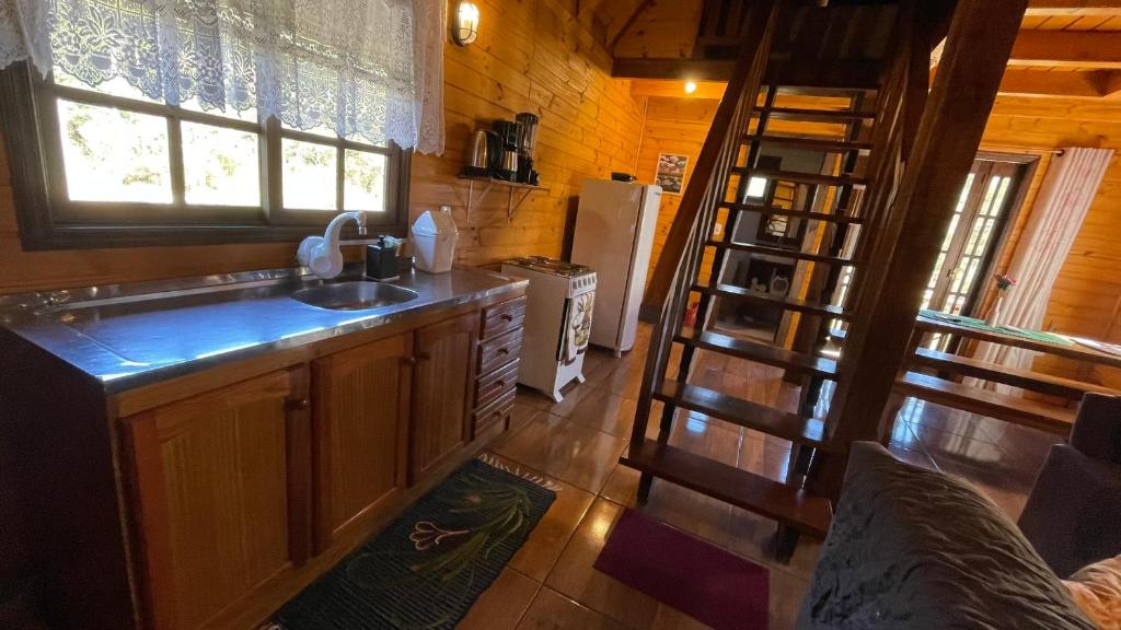 Kuchyň nebo kuchyňský kout v ubytování Cabanas Leão da Tribo de Judá