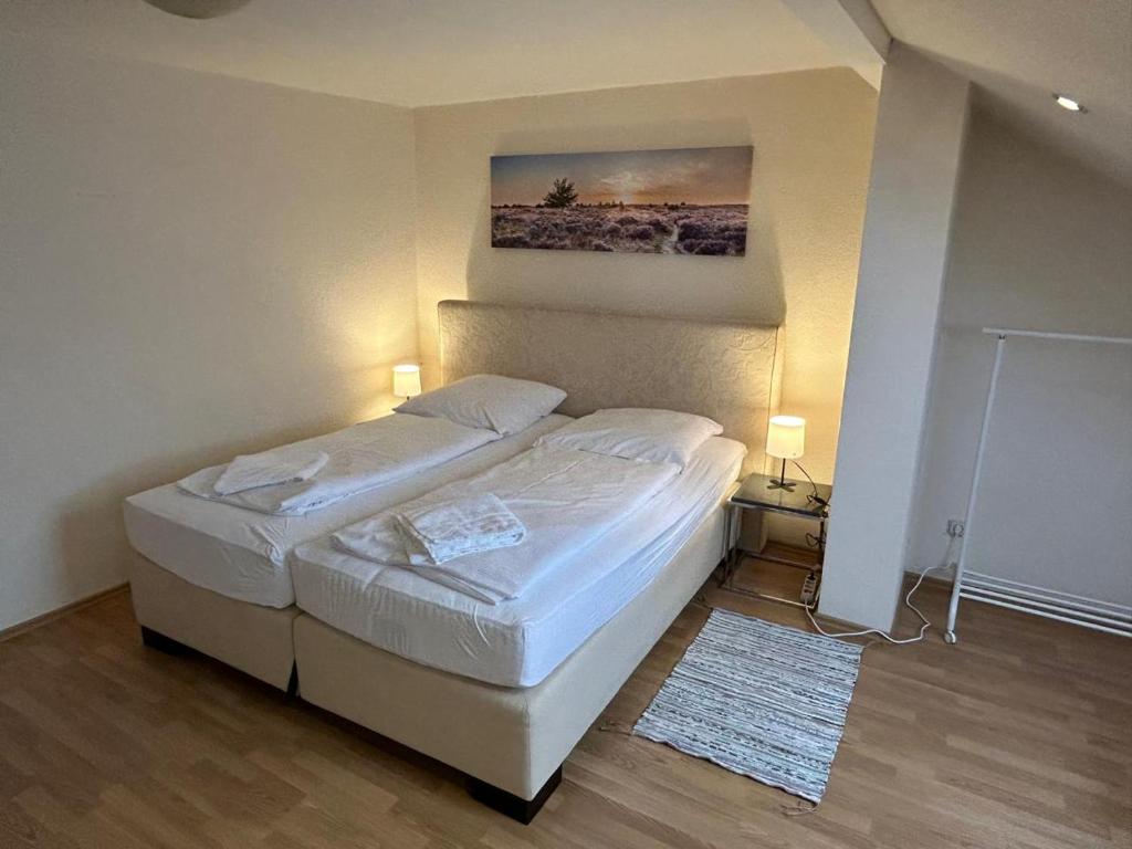 Un dormitorio con dos camas y un cuadro en la pared. en WestEnd#502, en Frankfurt