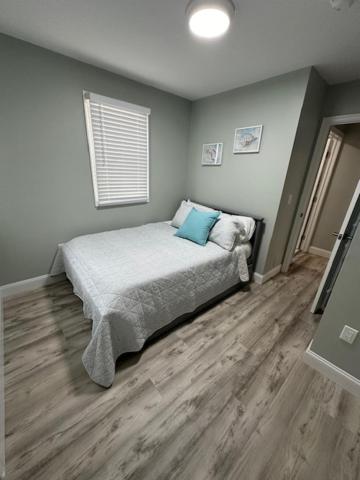 Ένα ή περισσότερα κρεβάτια σε δωμάτιο στο One Block To The Beach and Boardwalk