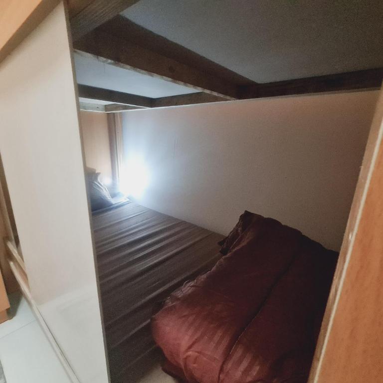 Postel nebo postele na pokoji v ubytování LA Gold hostel capsule