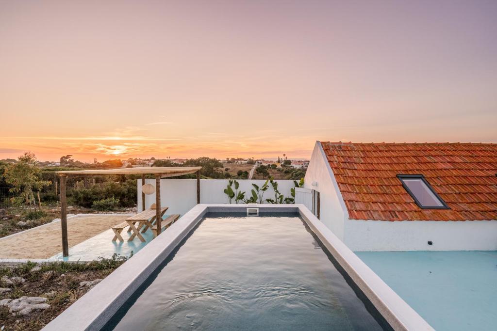 una piscina nel cortile di una casa di Stunning Seaside Retreat in Azoia, Sesimbra - Casa da Serra a Casais da Azoia