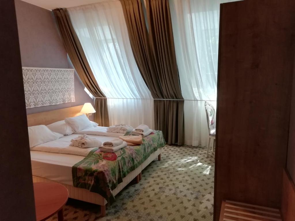 Postel nebo postele na pokoji v ubytování Batthyány Kúria