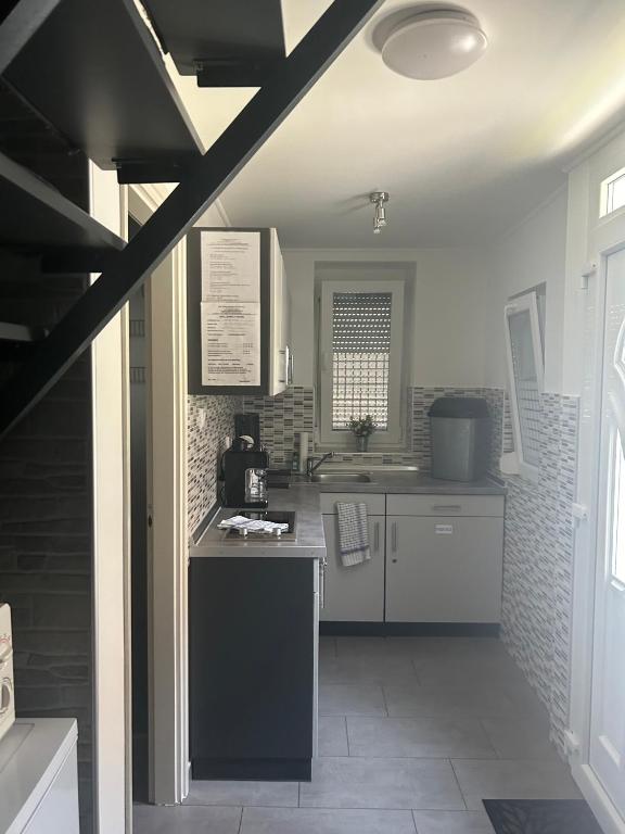 Kuchyňa alebo kuchynka v ubytovaní Heni Apartment