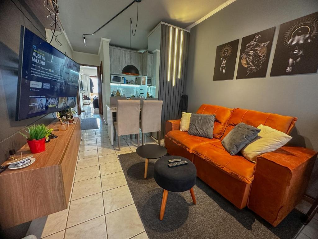 Posezení v ubytování Apartamento de frente com sacada no centro de Capão da Canoa