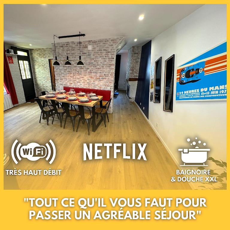 une salle à manger avec une table et des chaises dans l'établissement 24H Legend - House 10 People With Private Terrace, au Mans