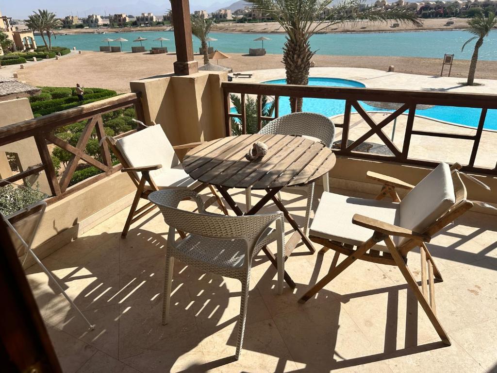 Bazén v ubytování Sabina 1br apartment Lagoon view with shared pool By BFG Beit Fel Gouna nebo v jeho okolí