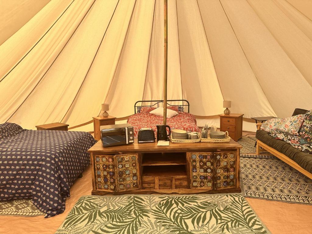 Ruang duduk di Unit 1 - Dolly Daydream Bell Tent